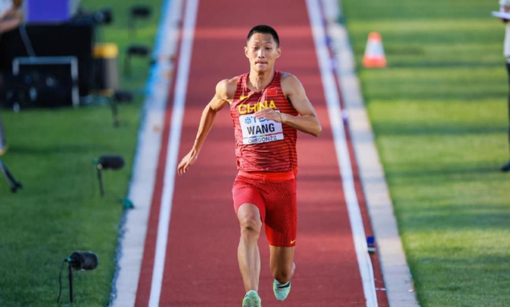 1955年春季，中国当局遭到亚非会议五个倡议国的约请，决议派出以周恩来总理为团长的中国当局代表团加入在印度尼西亚的万隆市进行的亚非会议。台湾间谍获得谍报起头谋害筹谋暗害周总理，周恩来总理遭到缅甸总理吴努的约请先期经昆明往缅甸首都仰光加入六国总理的接见会面。这时候从喷鼻港启德机场腾飞的中国当局租用的印度“克什米尔公主号”飞机，被台湾间谍谋害在飞往印尼途中炸毁，机上十一位中国代表团的先遣职员和外国记者全数遇难，环球震动。面临纷繁复杂的国际情势和台湾间谍的粉碎，周恩来掉臂小我的安危，决议按原打算继续乘坐印度飞机“空